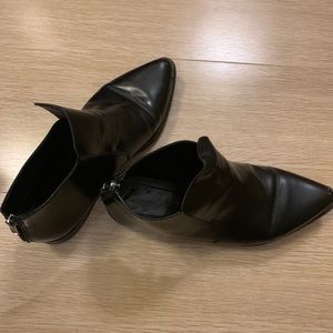 Pointed leather booties